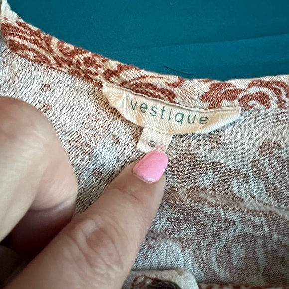 Cute Sleeveless top with front cutout flared bottom blouse size Small - Picture 5 of 16